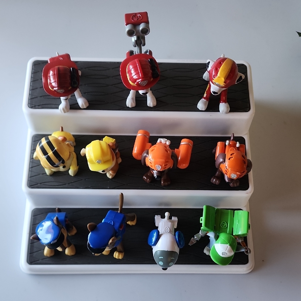 11 Pieces, Paw Patrol Rescue Team Action Figures - Red, Blue, Green. - Picture 2 of 15